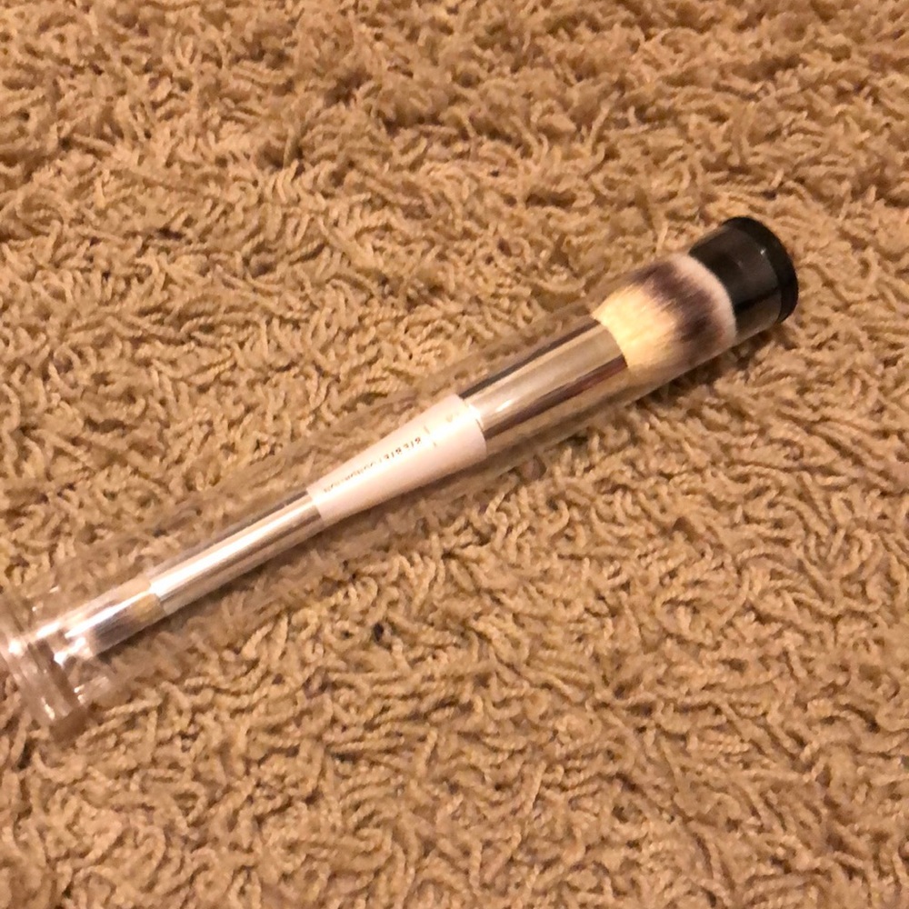 It cosmetics Bye bye foundation brush